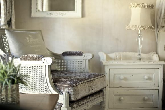 How to Shabby Chic Furniture - The Simple Guide to Shabby Chic Style
